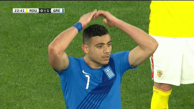 Momentul bizar din minutul 22 al meciului România - Grecia. Poyet a rămas mască_2
