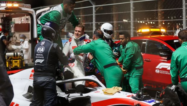 
	Care e starea de sănătate a lui Mick Schumacher după accidentul din calificări de la Jeddah. 270 km/h era viteza bolidului său&nbsp;
