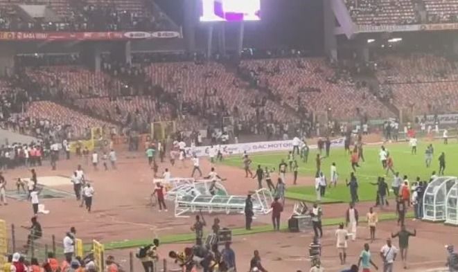 Imaginile momentului: mii de fani furioși au devastat stadionul, după ce țara lor a ratat calificarea la Mondial. Un oficial FIFA a murit!_1