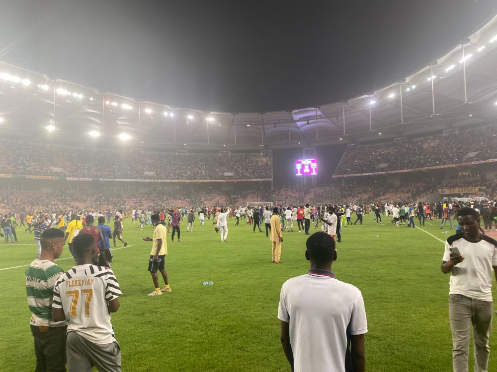 Imaginile momentului: mii de fani furioși au devastat stadionul, după ce țara lor a ratat calificarea la Mondial. Un oficial FIFA a murit!_10