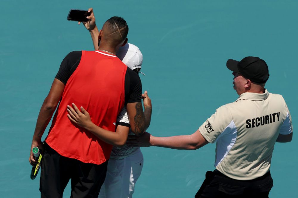 Faza zilei la Miami: Nick Kyrgios a oprit meciul ca să își facă poză cu un fan intrat pe teren. Kyrgios așteaptă „nota de plată” din partea ATP _10