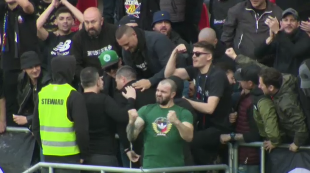 Oprița, spectacol în tribune alături de fanii lui CSA după victoria cu Petrolul. A mers la peluză și a dat tonul bucuriei_4