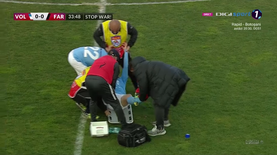 Accidentarea teribilă suferită de Constantin Budescu în meciul cu Farul. A fost scos pe targă de pe teren _7