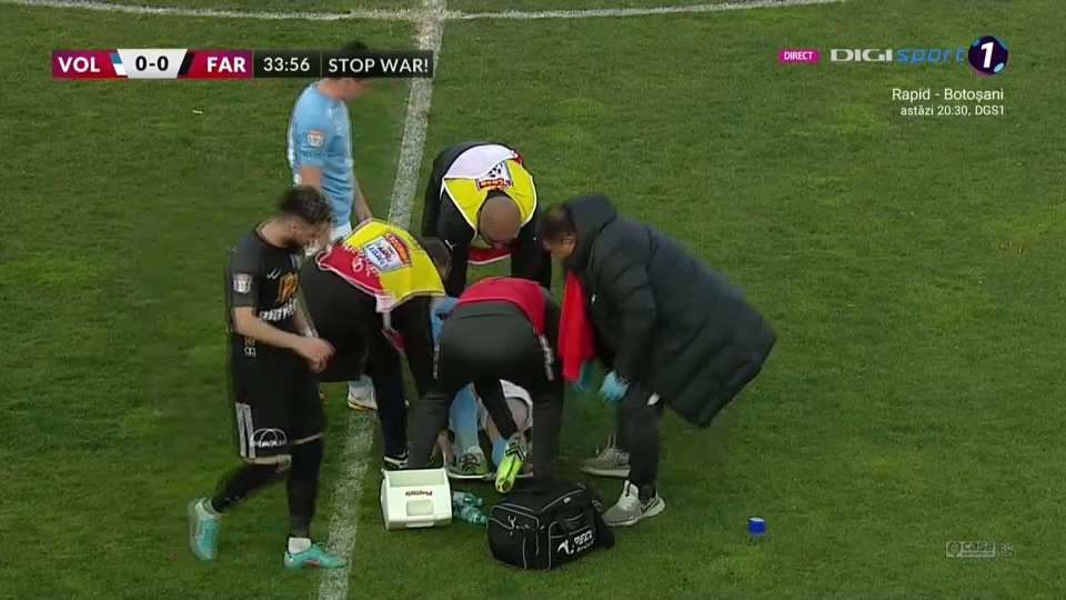 Accidentarea teribilă suferită de Constantin Budescu în meciul cu Farul. A fost scos pe targă de pe teren _8