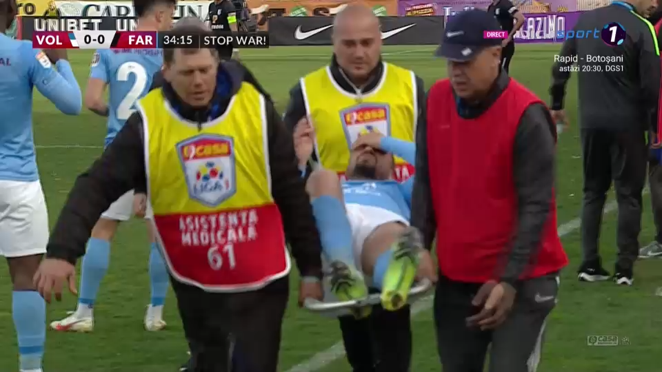 Accidentarea teribilă suferită de Constantin Budescu în meciul cu Farul. A fost scos pe targă de pe teren _10