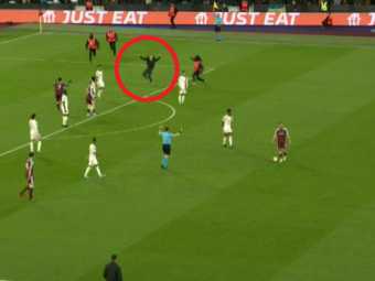 
	Faza serii în Europa League. Un fan a intrat pe teren și a oprit contraatacul lui West Ham: &quot;Ce se întâmplă?!&quot;
