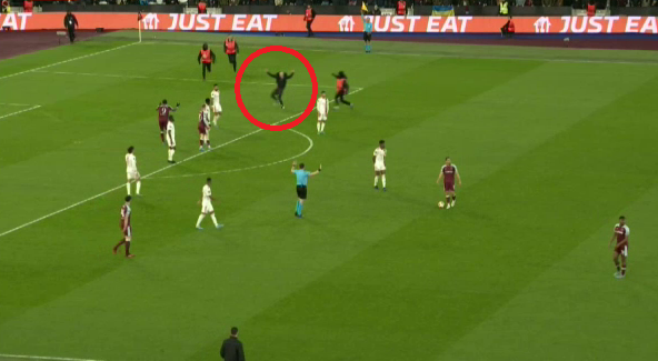 
	Faza serii în Europa League. Un fan a intrat pe teren și a oprit contraatacul lui West Ham: &quot;Ce se întâmplă?!&quot;
