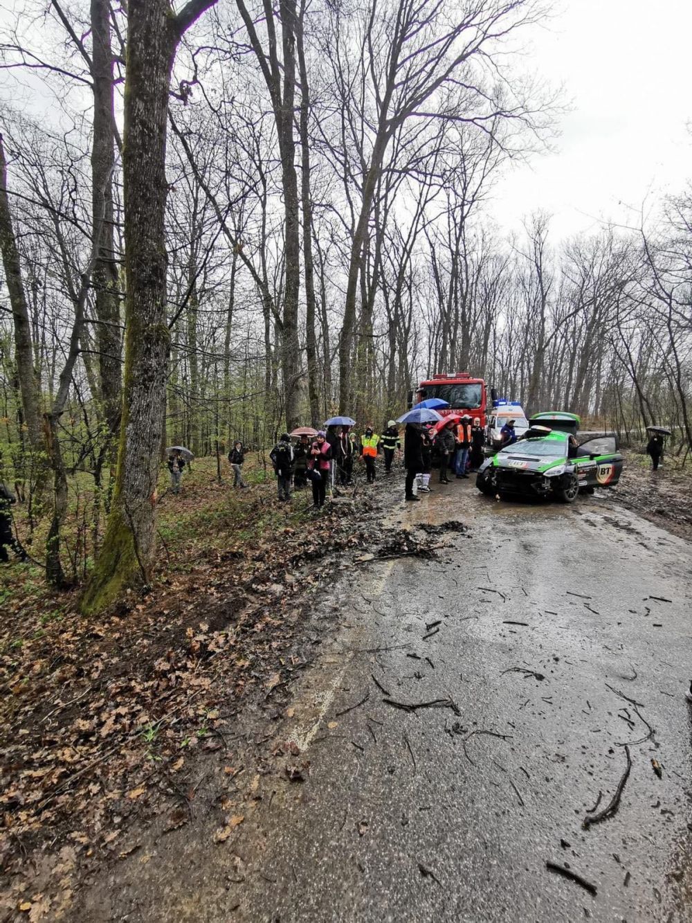 Accident la Raliul Maramureşului: echipajul Marişca/Itu s-a izbit de un copac. Copilotul a ajuns la spital_2