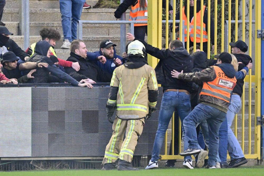 Meciul liderului din Belgia a fost întrerupt după ce ultrașii ultimei clasate au invadat terenul de joc!_2