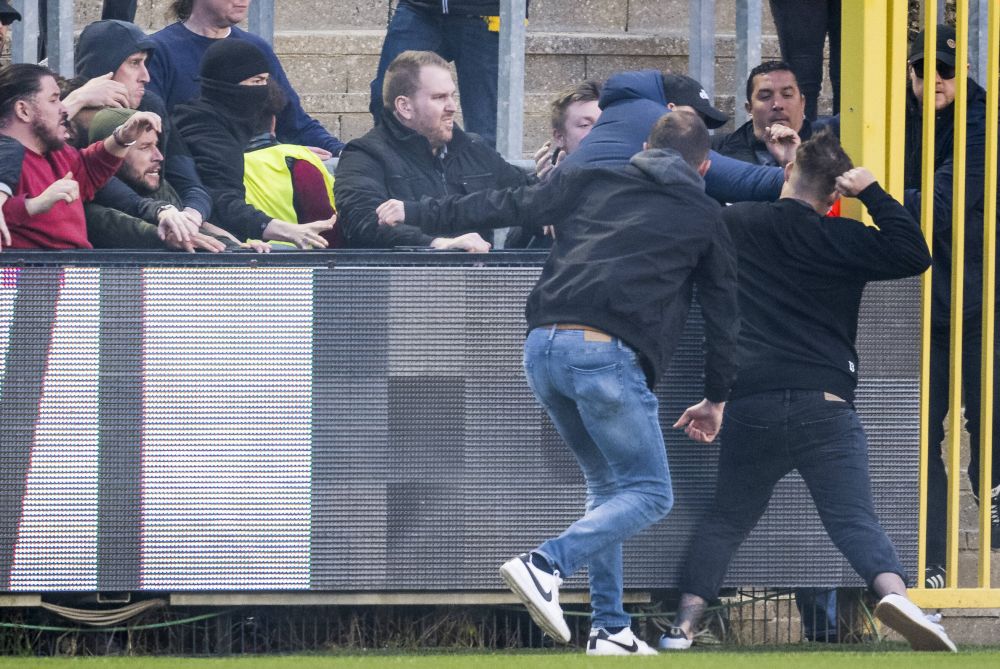 Meciul liderului din Belgia a fost întrerupt după ce ultrașii ultimei clasate au invadat terenul de joc!_5