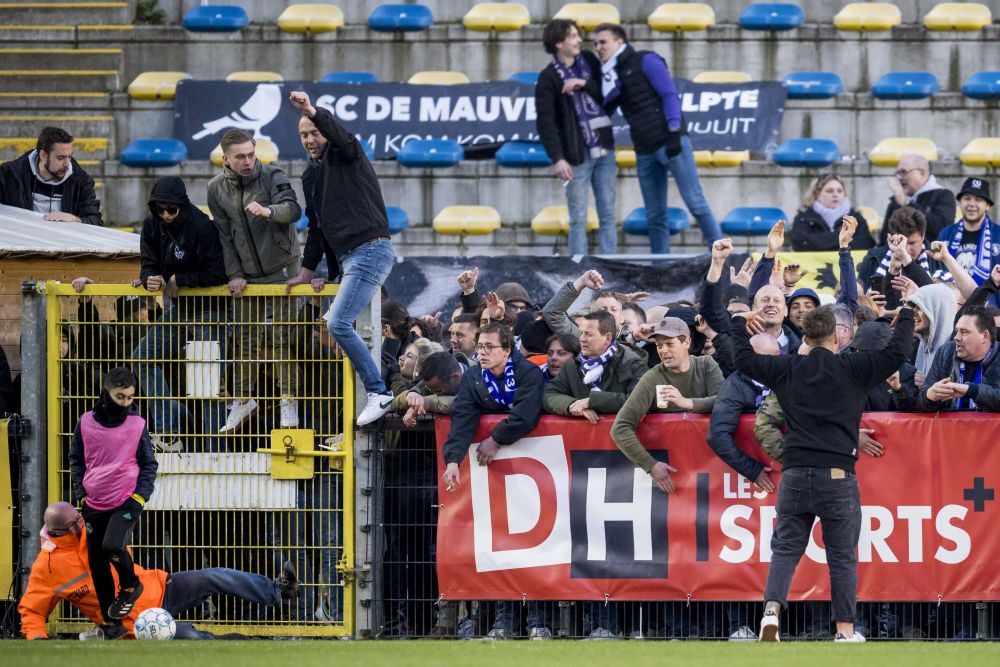 Meciul liderului din Belgia a fost întrerupt după ce ultrașii ultimei clasate au invadat terenul de joc!_8