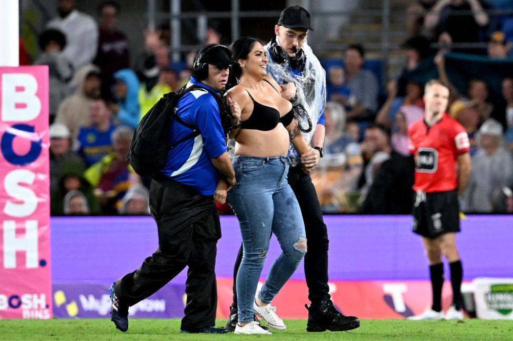 Imagini incredibile în timpul unui meci de rugby. O femeie a intrat pe teren în sutien și a fost placată brutal de un steward_1