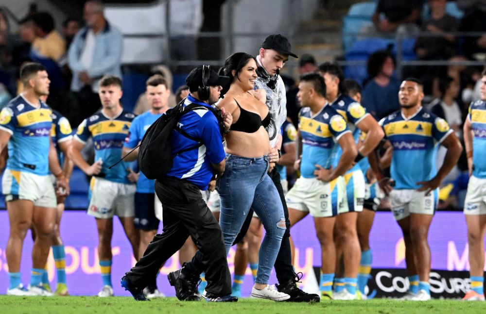 Imagini incredibile în timpul unui meci de rugby. O femeie a intrat pe teren în sutien și a fost placată brutal de un steward_2