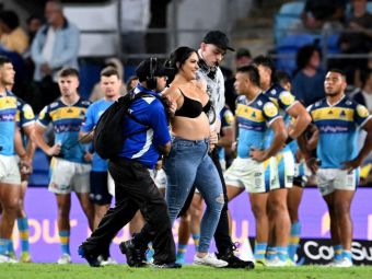 
	Imagini incredibile în timpul unui meci de rugby. O femeie a intrat pe teren în sutien și a fost placată brutal de&nbsp;un steward
