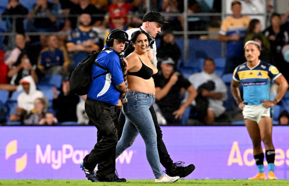 Imagini incredibile în timpul unui meci de rugby. O femeie a intrat pe teren în sutien și a fost placată brutal de un steward_4