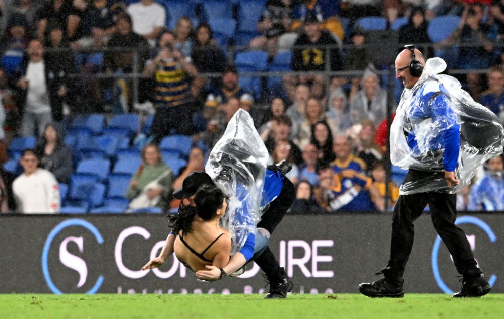 Imagini incredibile în timpul unui meci de rugby. O femeie a intrat pe teren în sutien și a fost placată brutal de un steward_5