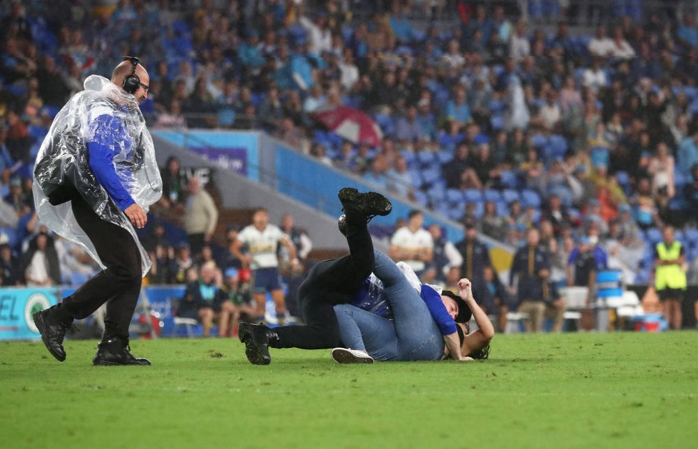Imagini incredibile în timpul unui meci de rugby. O femeie a intrat pe teren în sutien și a fost placată brutal de un steward_6