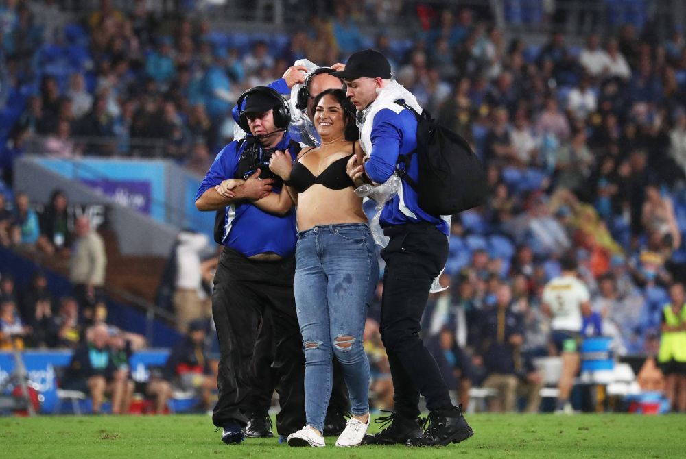 Imagini incredibile în timpul unui meci de rugby. O femeie a intrat pe teren în sutien și a fost placată brutal de un steward_7