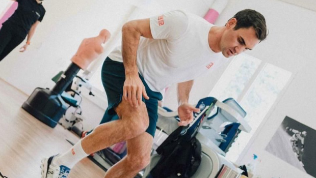 
	După 3 operații, genunchiul rezistă! Roger Federer s-a întors la antenamente și e pregătit să țintească o revenire la US Open

