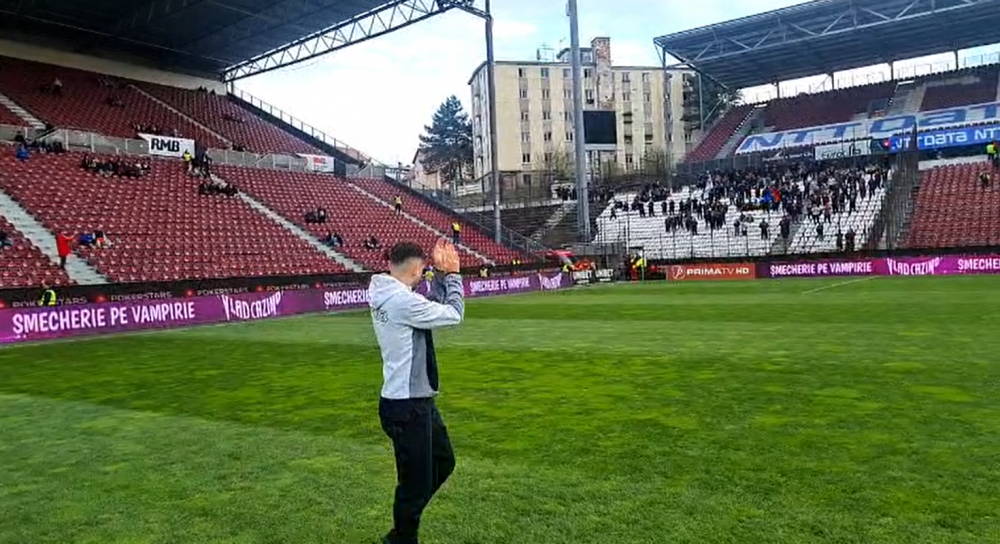 CFR Cluj - FCSB: Primire spectaculoasă pentru jucătorii lui Toni Petrea pe stadionul din Gruia. Primele imagini de la sosire_3