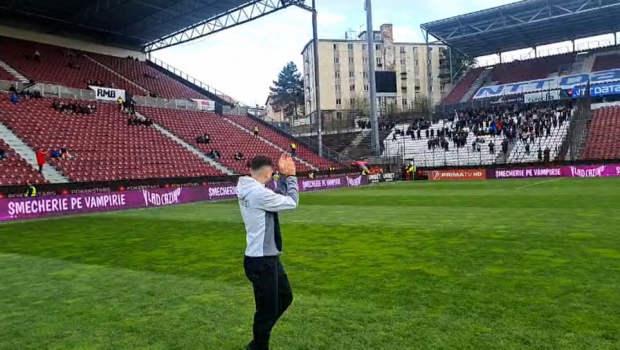 
	CFR Cluj - FCSB: Primire spectaculoasă pentru jucătorii lui Toni Petrea pe stadionul din Gruia. Primele imagini de la sosire
