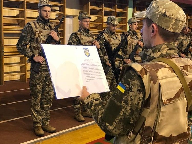 Caz fără precedent în Ucraina! 14 jucători și antrenori ai unei echipe s-au înrolat în armată pentru a-și apăra țara_1