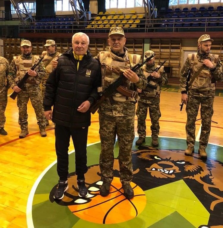 Caz fără precedent în Ucraina! 14 jucători și antrenori ai unei echipe s-au înrolat în armată pentru a-și apăra țara_2