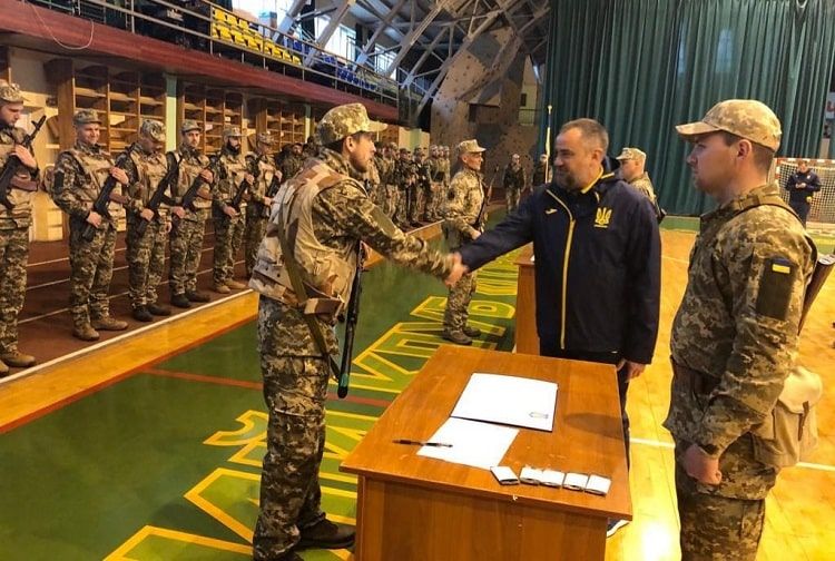 Caz fără precedent în Ucraina! 14 jucători și antrenori ai unei echipe s-au înrolat în armată pentru a-și apăra țara_3