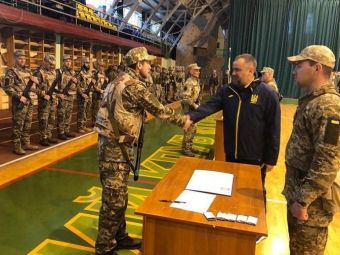 
	Caz fără precedent în Ucraina! 14 jucători și antrenori ai unei echipe s-au înrolat în armată pentru a-și apăra țara
