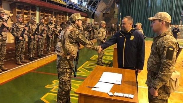 
	Caz fără precedent în Ucraina! 14 jucători și antrenori ai unei echipe s-au înrolat în armată pentru a-și apăra țara

