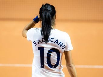
	&bdquo;Răducanu 10&rdquo; Mister elucidat: cu ce echipă din Anglia ține Emma Răducanu. Campioana US Open s-a antrenat într-un tricou personalizat
