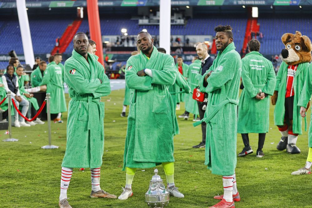 Una dintre cele mai ciudate tradiții din fotbal! Câștigătorii Cupei Olandei primesc halate de baie în loc de tricouri de campioni_10