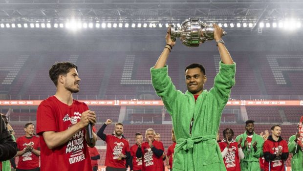 
	Una dintre cele mai ciudate tradiții din fotbal! Câștigătorii Cupei Olandei primesc halate de baie în loc de tricouri de campioni
