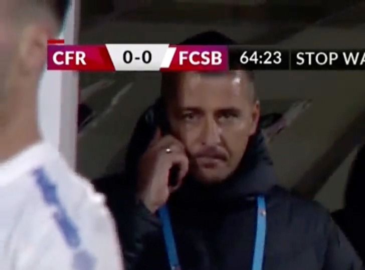 Nu doar la FCSB se dau telefoane în timpul meciului! Managerul sportiv al CFR, surprins discutând la telefon_5