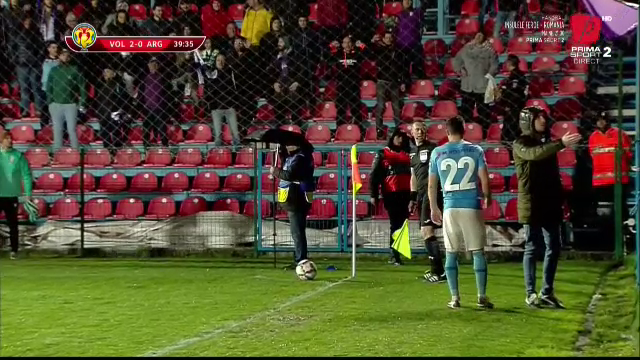 Moment de lumea a treia petrecut în Cupa României! Un fan a vrut să-i bage un băț în ureche unui jucător_5