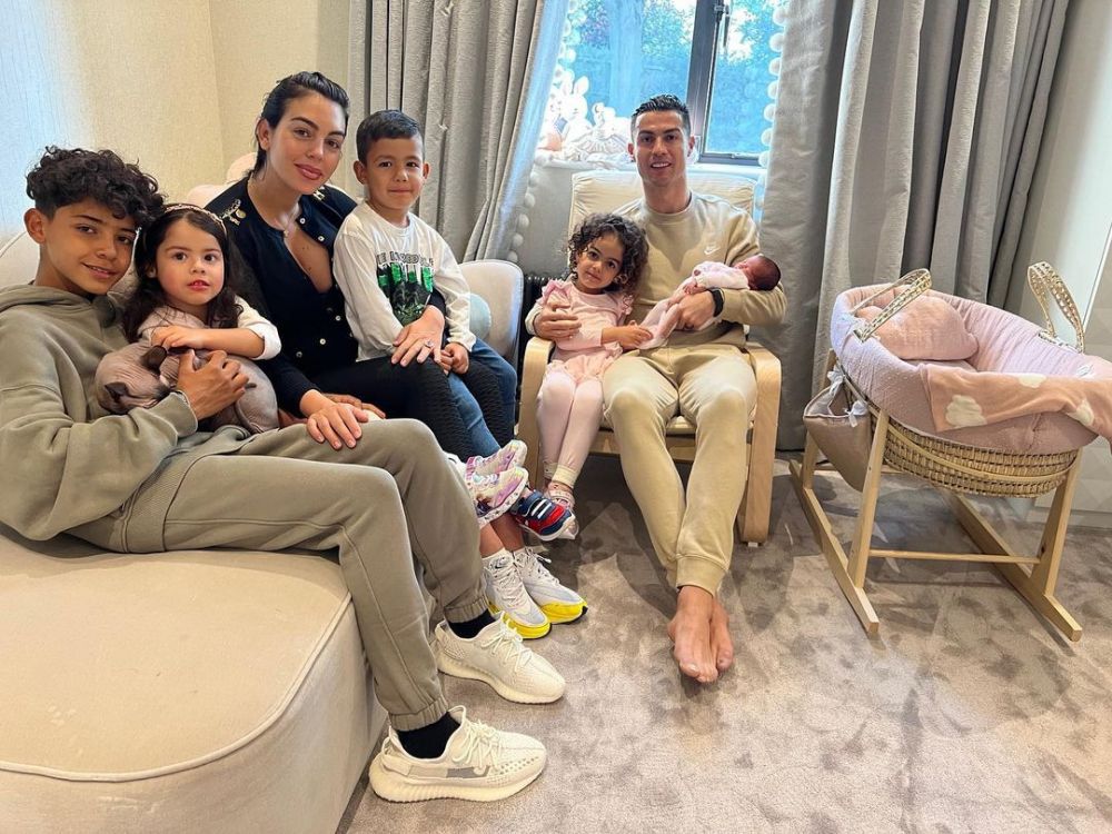 Prima imagine cu fiica lui Cristiano Ronaldo. Starul portughez s-a fotografiat alături de Georgina și cei cinci copii_1
