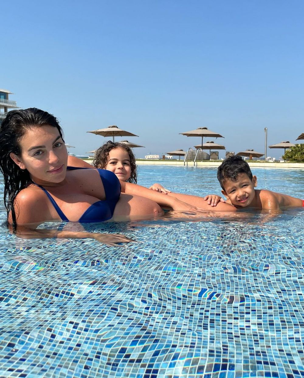 Prima imagine cu fiica lui Cristiano Ronaldo. Starul portughez s-a fotografiat alături de Georgina și cei cinci copii_26