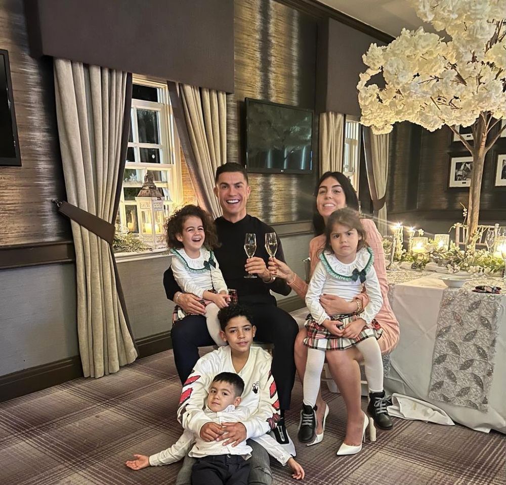 Prima imagine cu fiica lui Cristiano Ronaldo. Starul portughez s-a fotografiat alături de Georgina și cei cinci copii_5