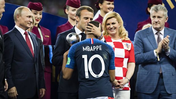 Președintele Macron a dezvăluit că i-a spus lui Mbappe să nu semneze cu Real sau PSG! La ce echipă l-a îndemnat să meargă&nbsp;
