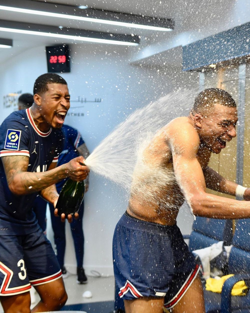 Discreție pe teren, nebunie în vestiar! Cum au sărbătorit starurile de la PSG câștigarea celui de-al zecelea titlu în Ligue 1_8