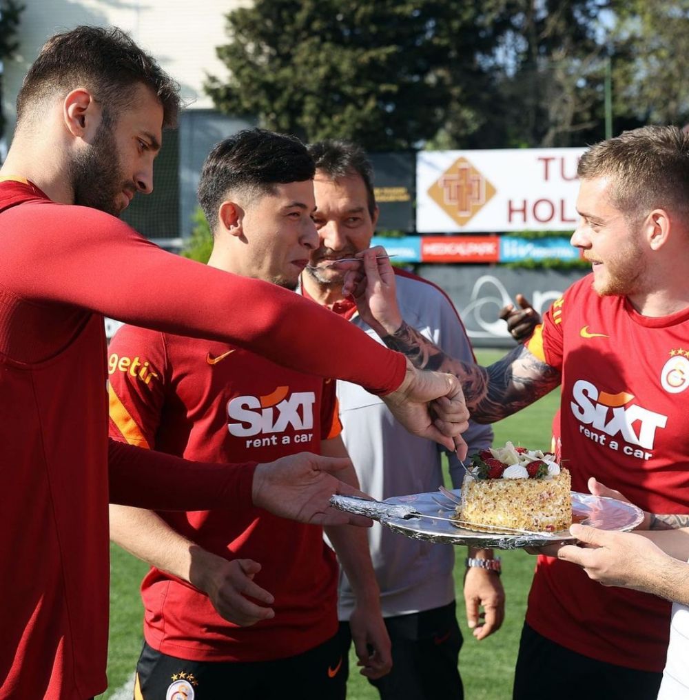 Iubita lui Olimpiu Moruțan, prezentă alături de fotbalist de ziua lui. Cum a fost sărbătorit românul la antrenament _1