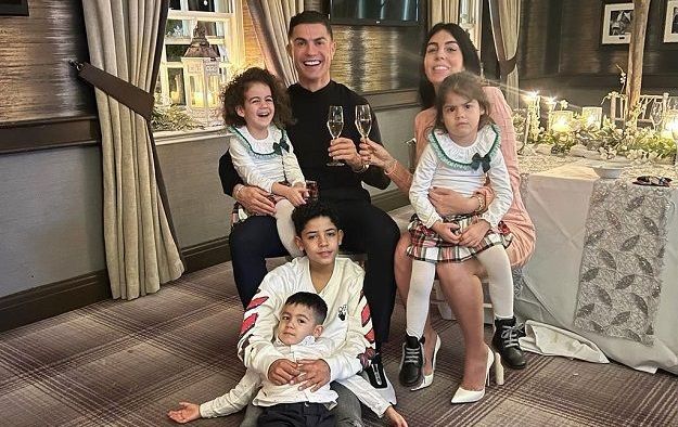 Cristiano Ronaldo le-a prezentat fanilor noul membru al familiei! Postarea a strâns peste 7 milioane de aprecieri în 2 ore _26