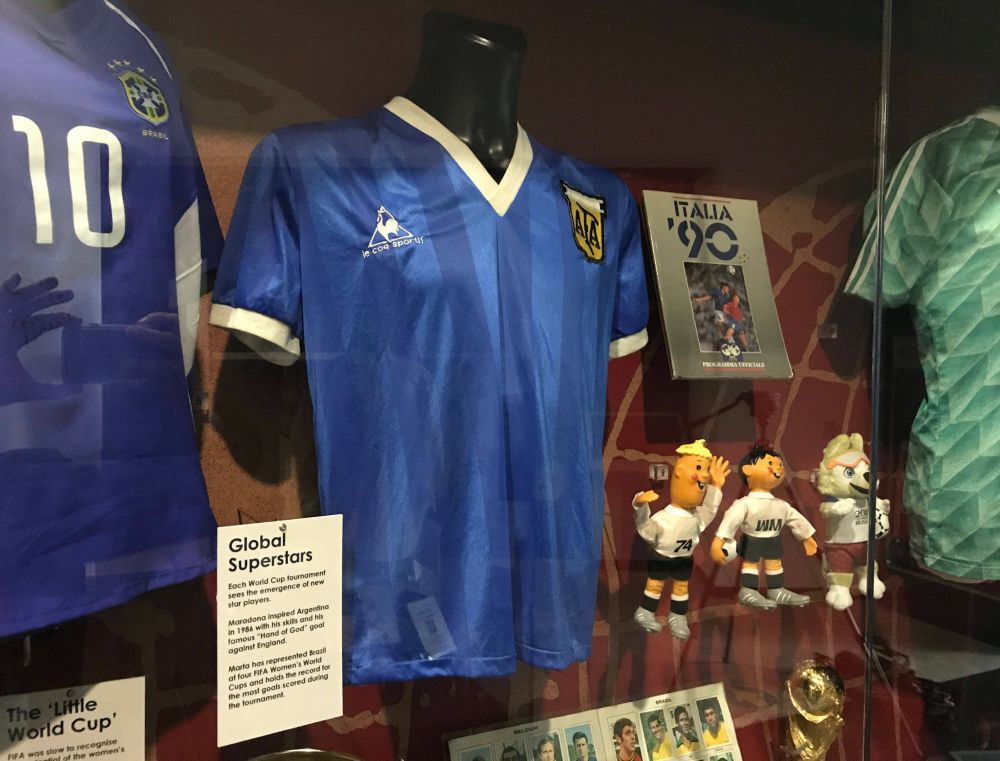 Record uluitor! Cu cât s-a vândut tricoul lui Diego Maradona purtat la meciul cu Anglia de la CM 1986_5