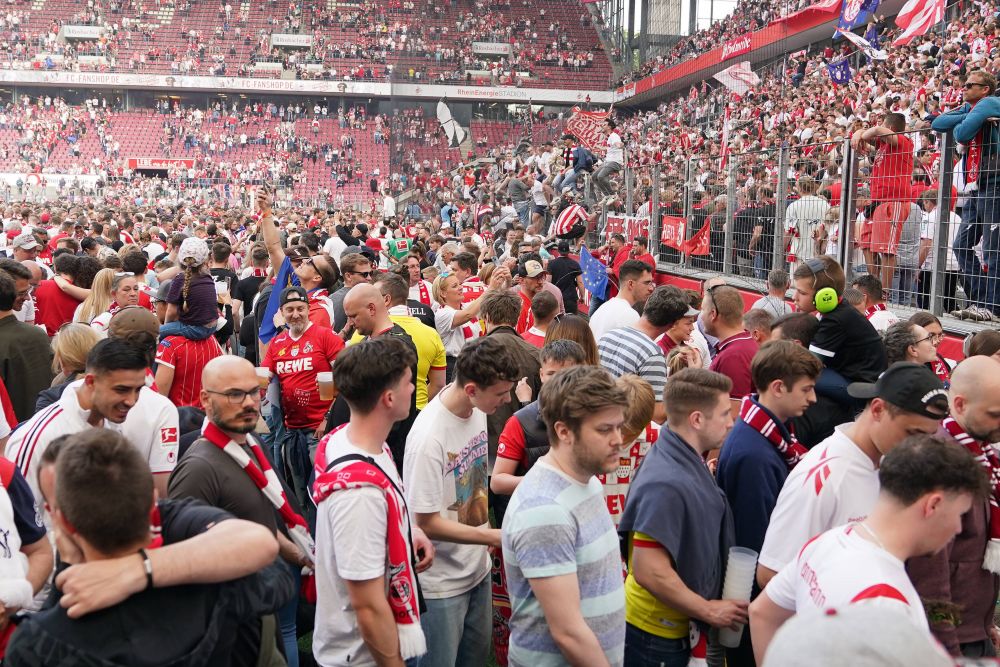 Fanii unei echipe din Bundesliga, sărbătoare pentru calificarea în Conference League! Au luat bucăți din gazon și din plasele porților_16
