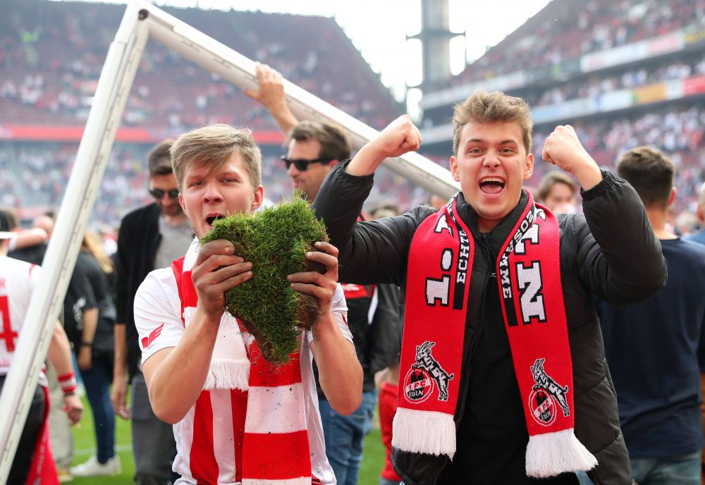 Fanii unei echipe din Bundesliga, sărbătoare pentru calificarea în Conference League! Au luat bucăți din gazon și din plasele porților_4
