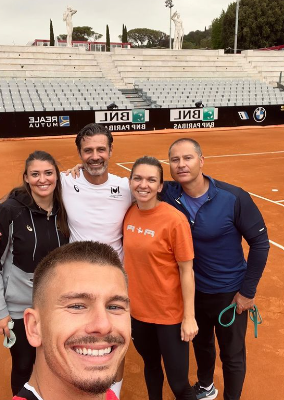 Simona Halep s-a antrenat alături de liderul WTA, Iga Swiatek, înainte de primul meci la Roma: Mouratoglou a învățat-o reverul cu o mână :) _1