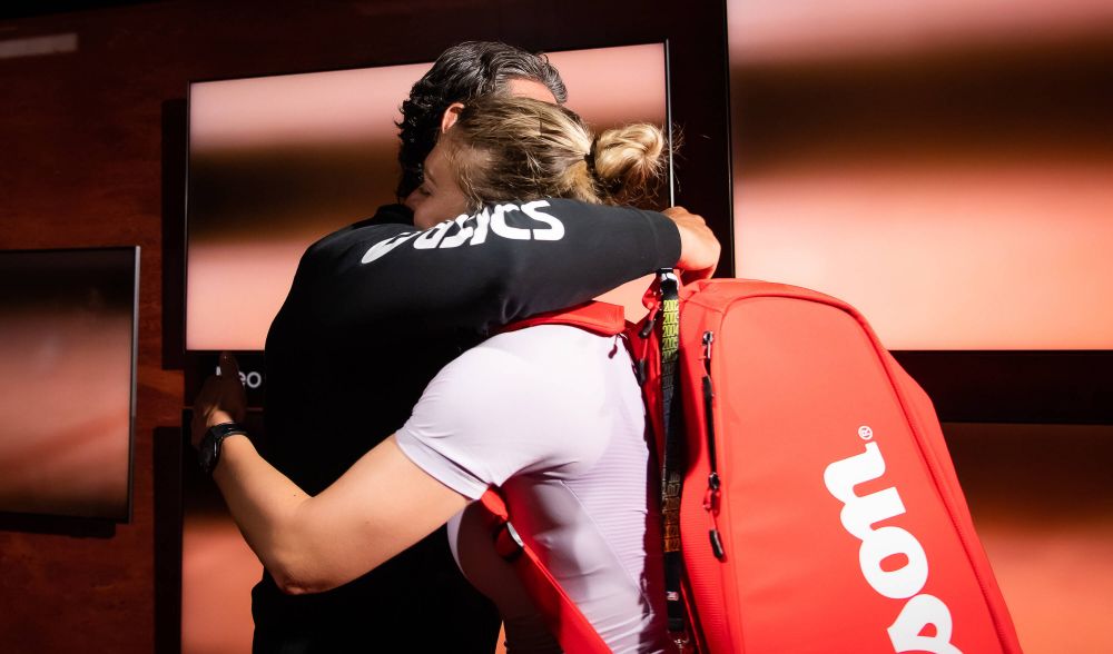 Simona Halep s-a antrenat alături de liderul WTA, Iga Swiatek, înainte de primul meci la Roma: Mouratoglou a învățat-o reverul cu o mână :) _13