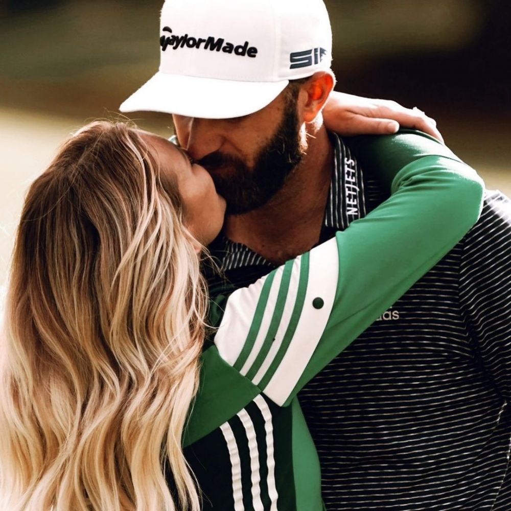 Nimeni nu se uită la el când apare cu ea la braț! Soția ultra sexy a campionului din golf face senzație în costum de baie _3