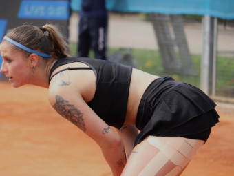 
	&bdquo;Poate simțiti nevoia să mă iubiți!&rdquo; Andreea Prisăcariu își transmite starea de invincibilitate, deși a fost învinsă în primul tur al unui turneu ITF
