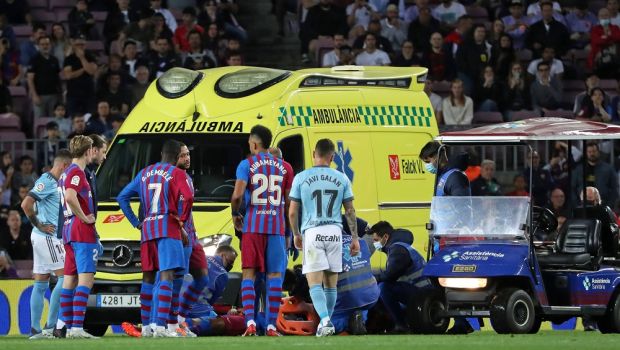 
	UPDATE | Noi detalii despre starea lui Araujo. Fotbalistul Barcei a ajuns la spital după ce s-a lovit cap în cap cu un coleg
